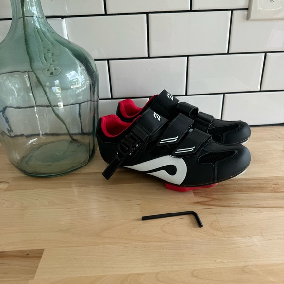 Peloton Black and Red Cycling Shoes - Picture 2 of 6